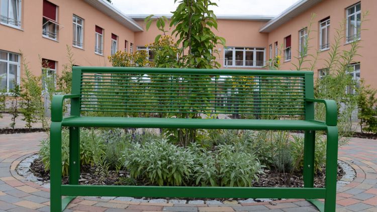 Grüne Bank im Park der Seniorenresidenz Deister Weser